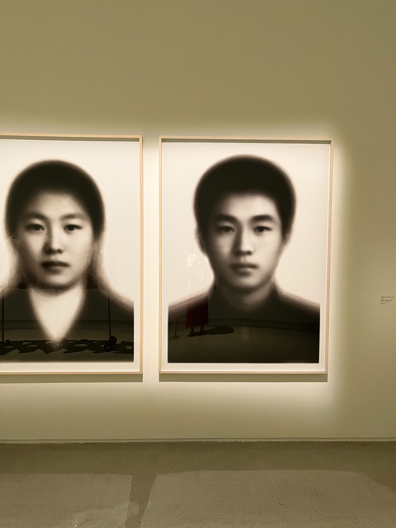 졸업앨범 인물 사진을 중첩한 얼굴